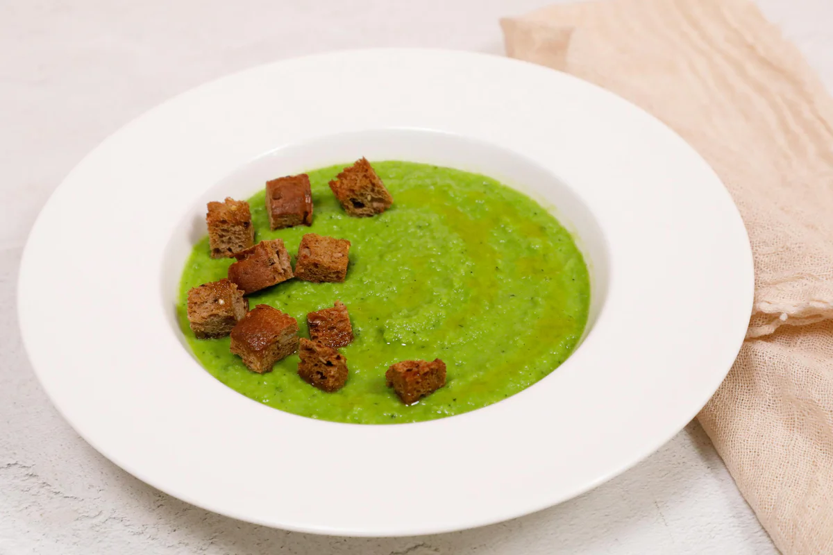 crema-di-piselli-menta-e-crostini-di-pane