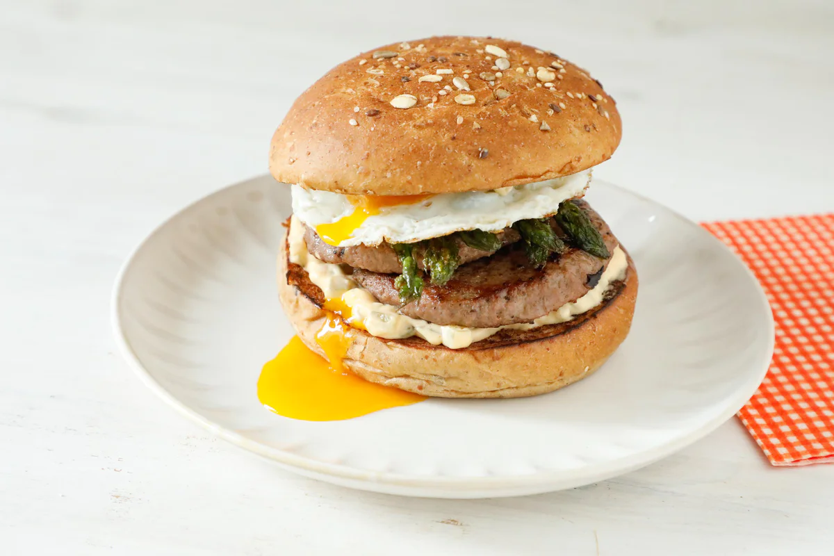 panino-con-hamburger-asparagi-e-uovo