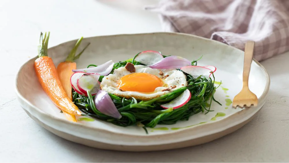 nidi-di-agretti-con-uovo-occhio-di-bue-e-bottarga