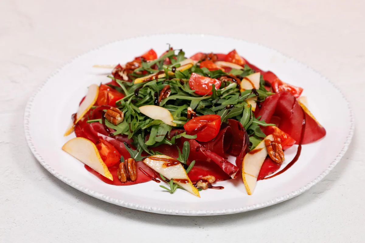 insalata-con-bresaola-rucola-pomodori-aceto-balsamico