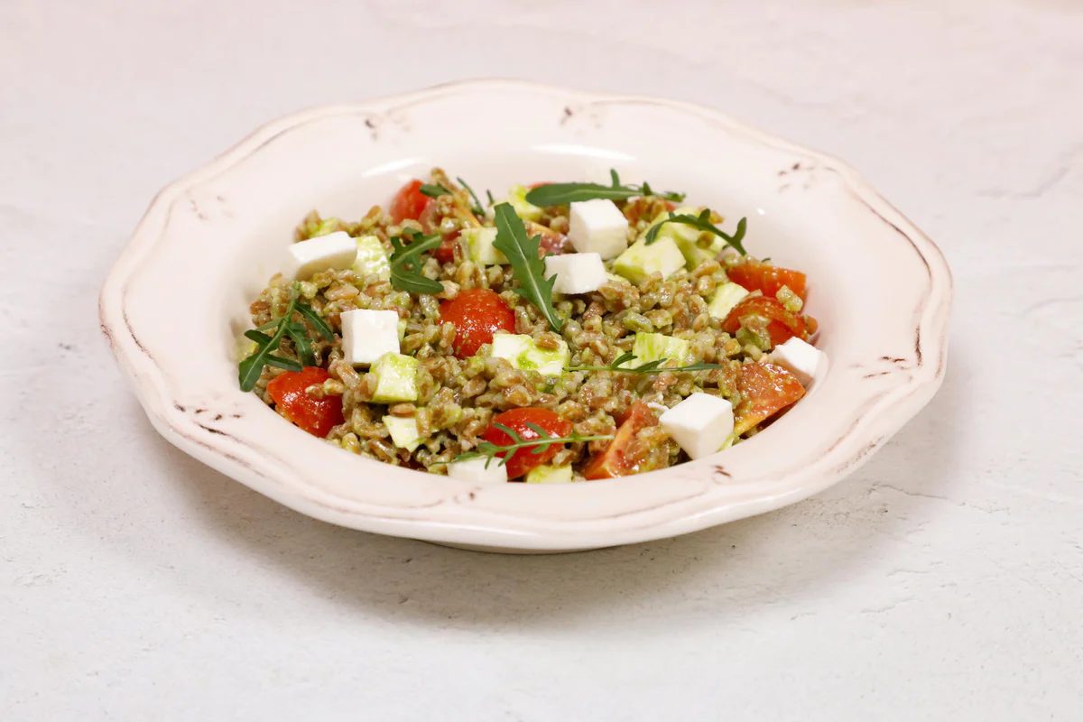 insalata-di-farro-con-verdure-mozzarella-e-pesto
