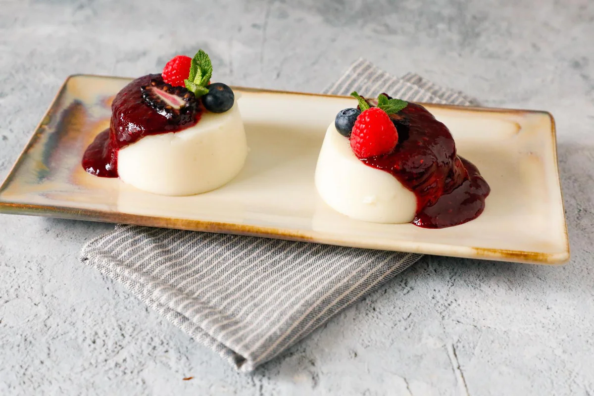 budino-di-avena-e-cocco-con-coulis-di-frutti-rossi