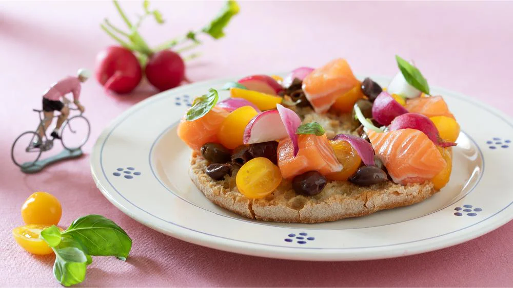 frisella-con-filetti-salmone-marinato-pomodorini-petali-cipolla-olive-e-ravanelli