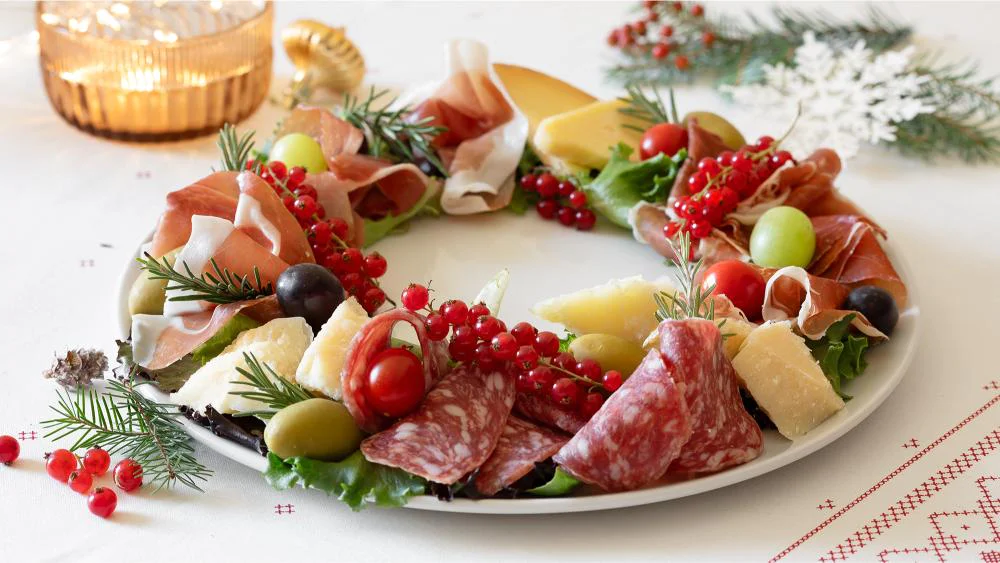 ghirlanda-di-natale-salumi-formaggi-frutta