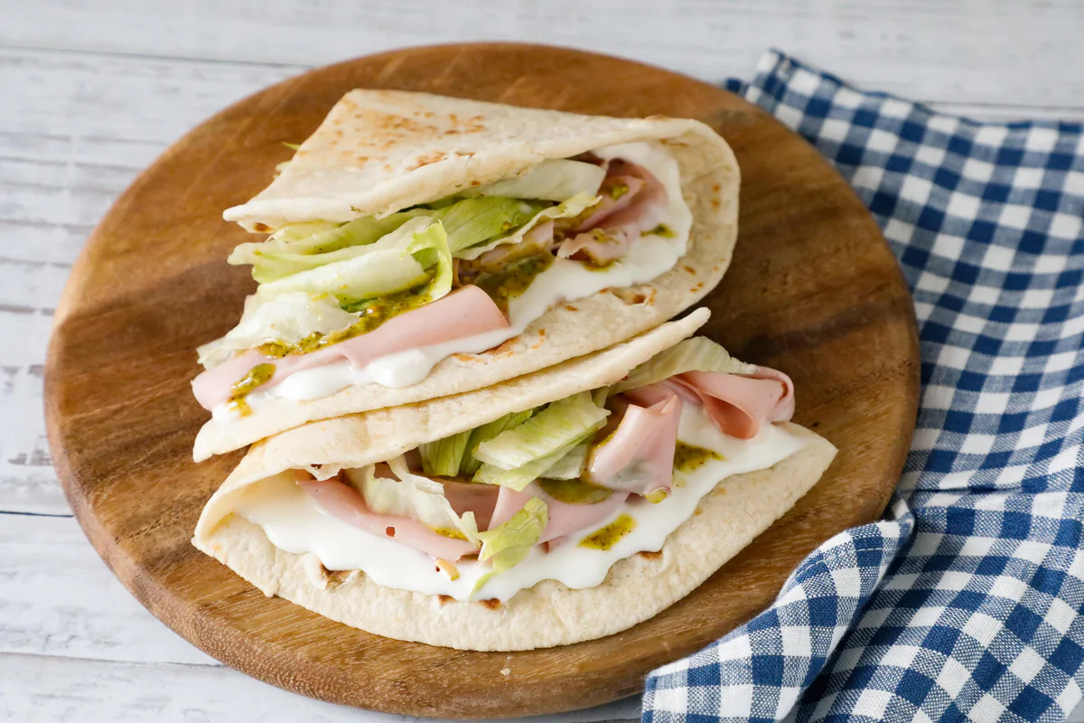 piadina-romagnola-squacquerone-mortadella-pesto
