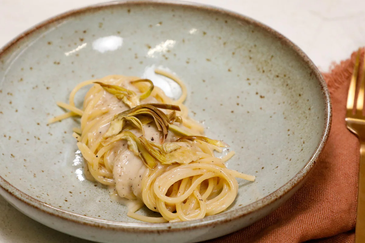 spaghetti-alla-crema-di-pecorino​-pepe-carciofi 
