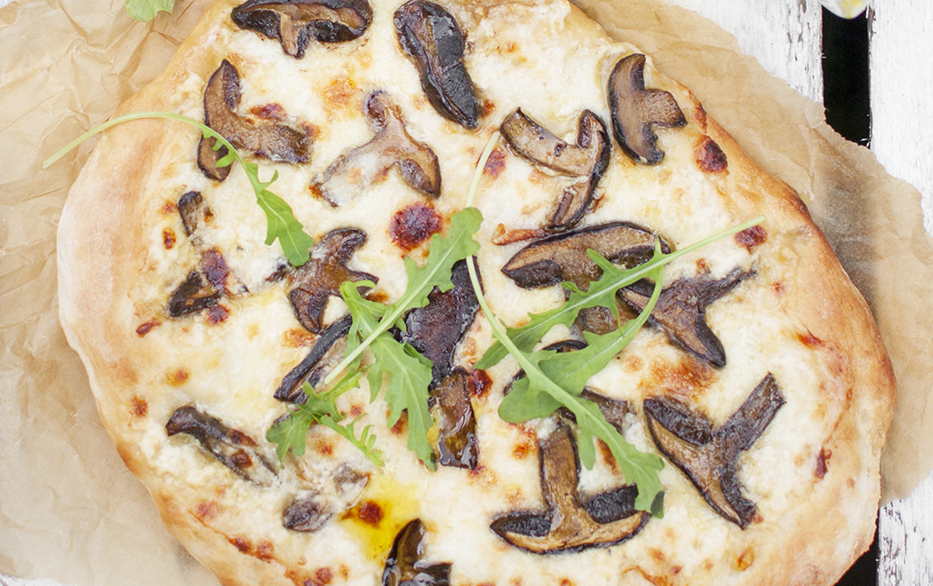 pizza-bianca-con-funghi-di-bosco-e-mozzarella-thumbnail