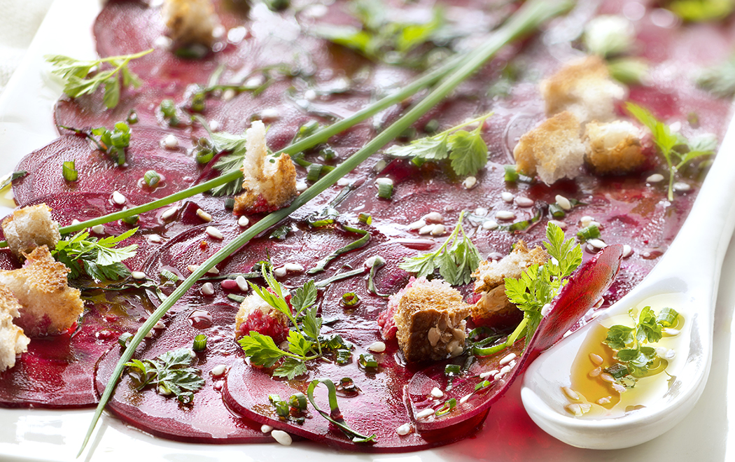 carpaccio-di-barbabietola-rossa-con-crostini-ed-erbette-aromatiche-thumbnail