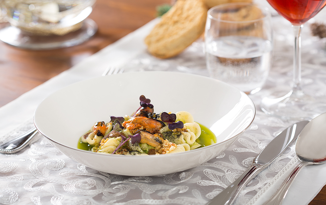 orecchiette-con-pesto-di-cime-di-rapa-crema-di-cosse-e-polvere-di-nero-di-seppia-thumbnail
