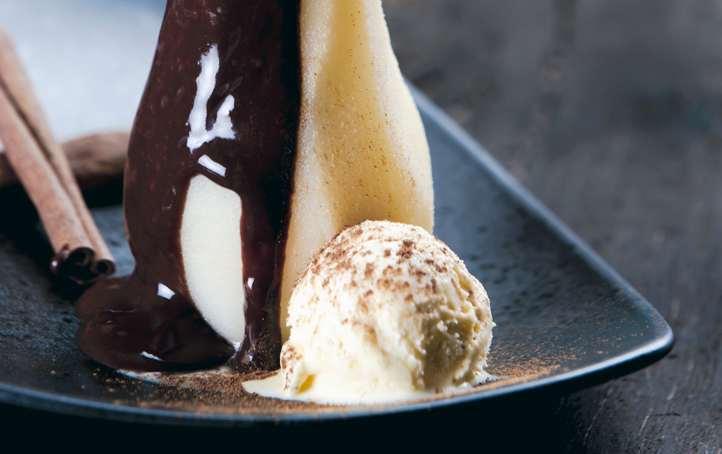 Pera_Affogata_con_Salsa_al_Cioccolato_e_Gelato-thumbnail