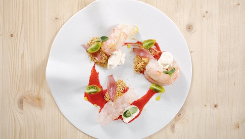 Gazpacho-di-rape-rosse-cipolle-di-Tropea-in-agrodolce-e-scampi-thumbnail