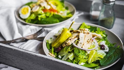 Insalata-mista-con-pollo-cipolla-peperoncini-e-olive-thumbnail