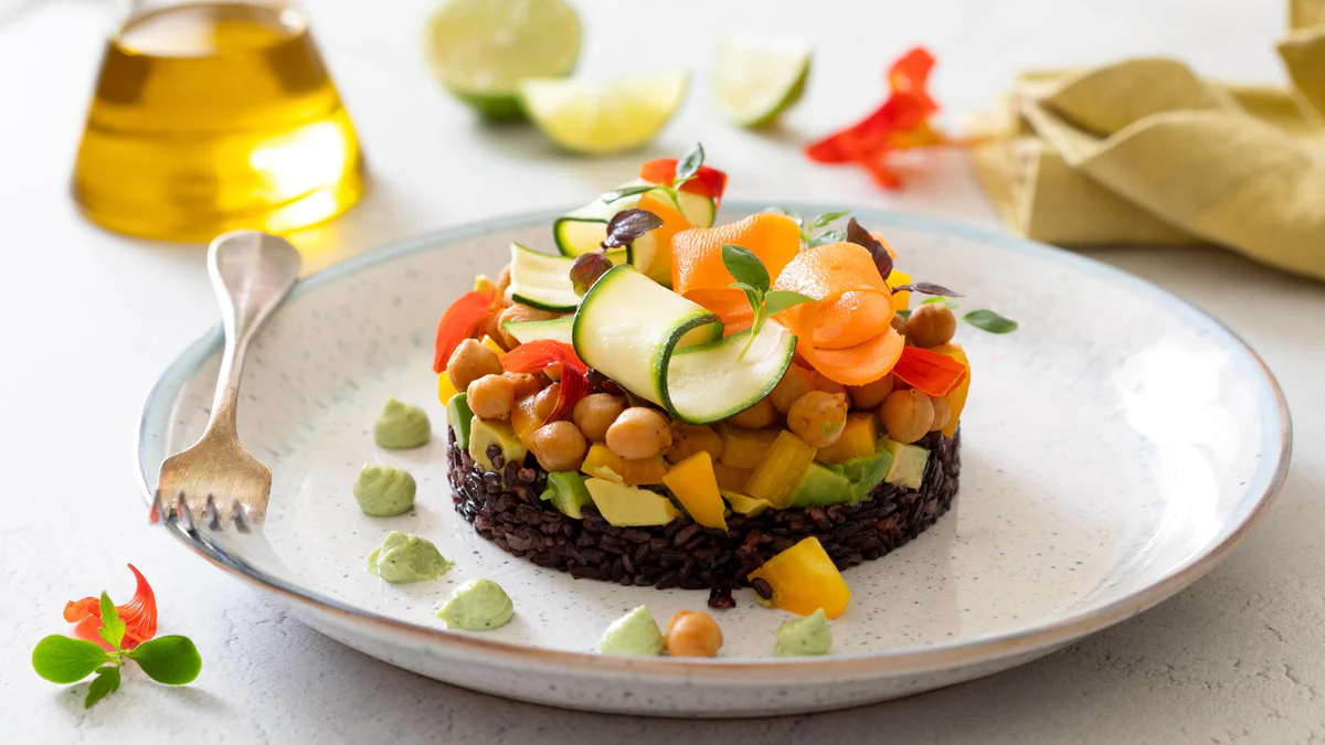 tartare-vegetariana-riso-nero-verdure
