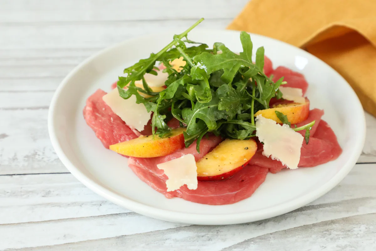 carpaccio-di-manzo-con-pesche