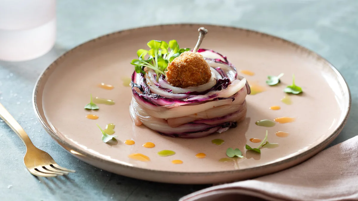 nidi-di-radicchio-con-quaglie-fritte-image