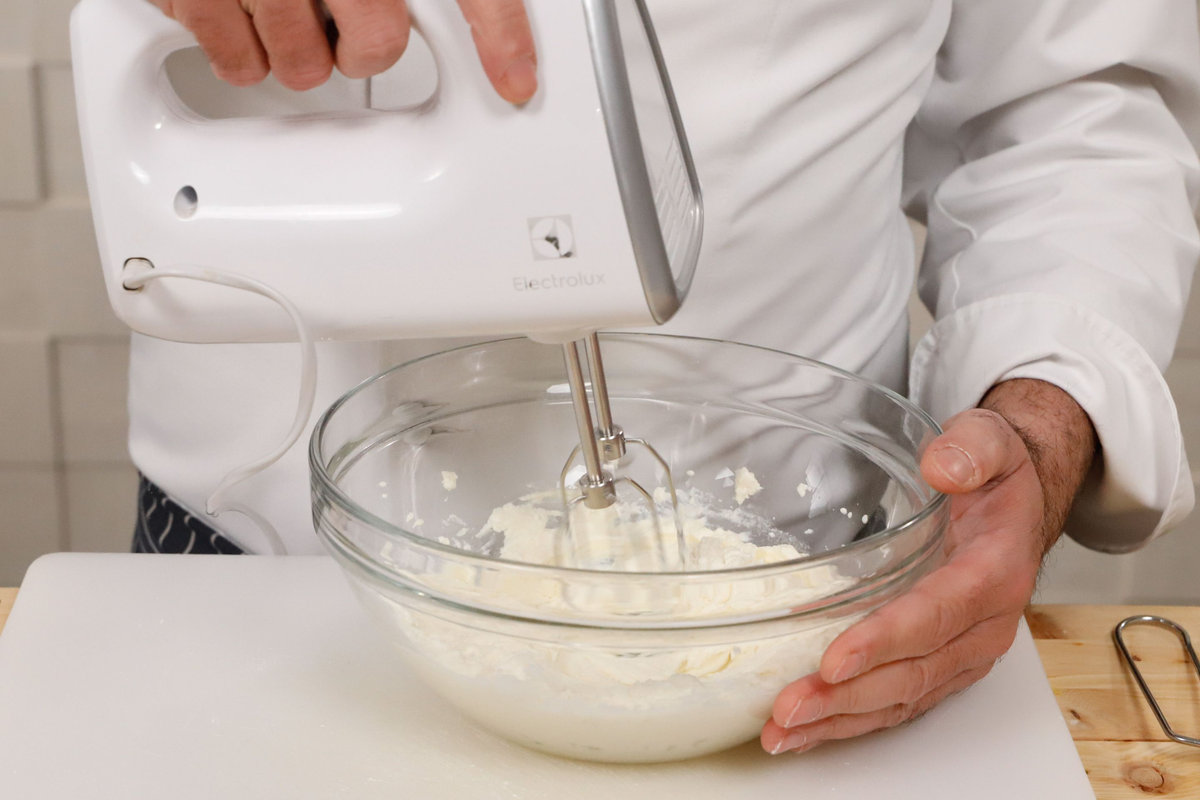frullare ricotta con lo zucchero