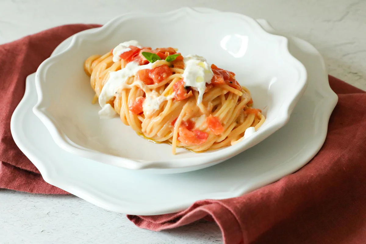 pasto-con-pomodori-e-stracciatella