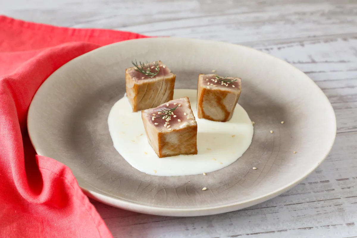 tonno-scottato-con-salsa-allo-yogurt