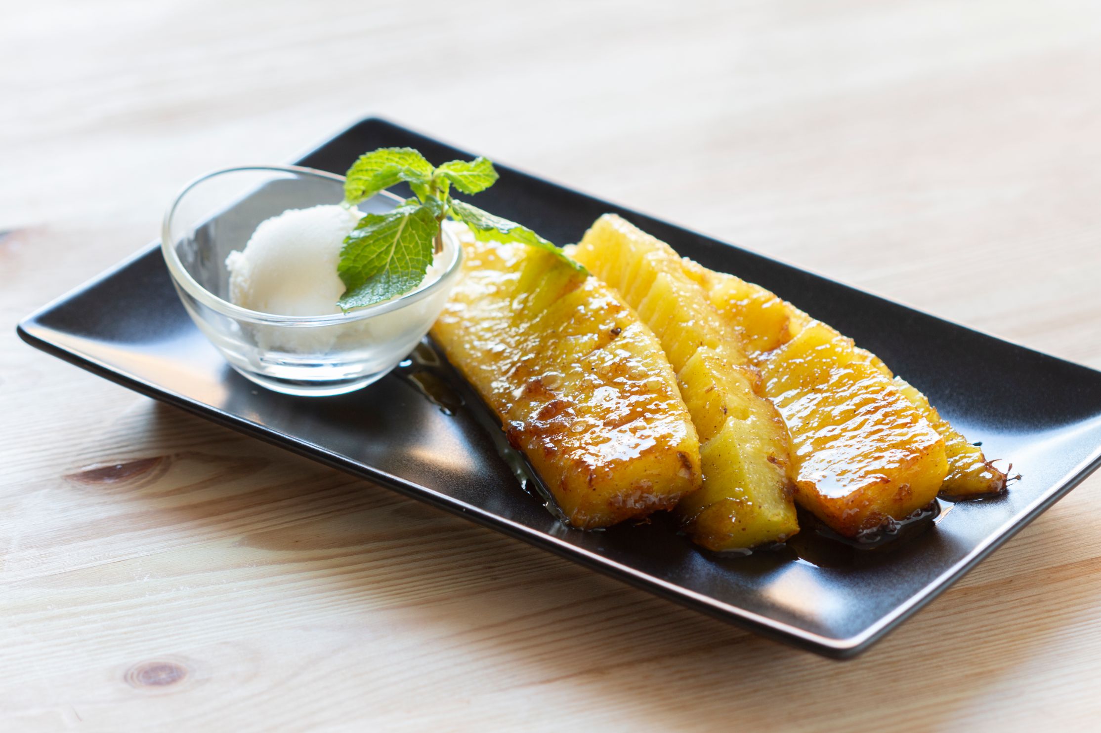 ananas-caramellato-con-gelato-fiordilatte-image