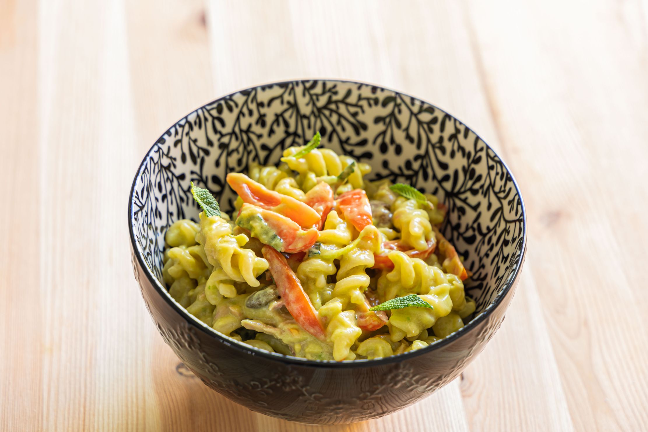 fusilli-con-tonno--pomodorini-e-salsa-all-avocado-image