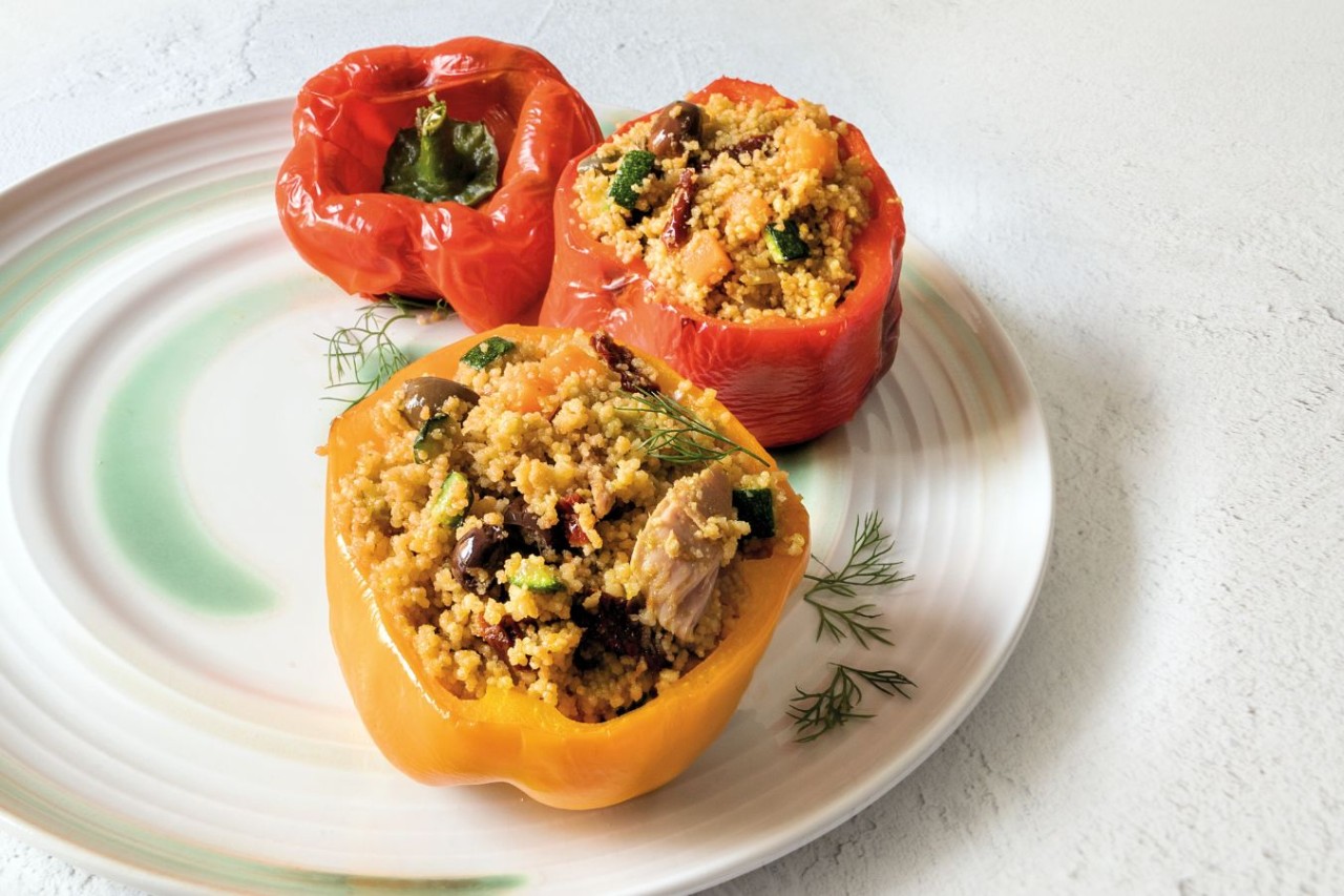 Peperoni ripieni di cous cous, verdure e tonno