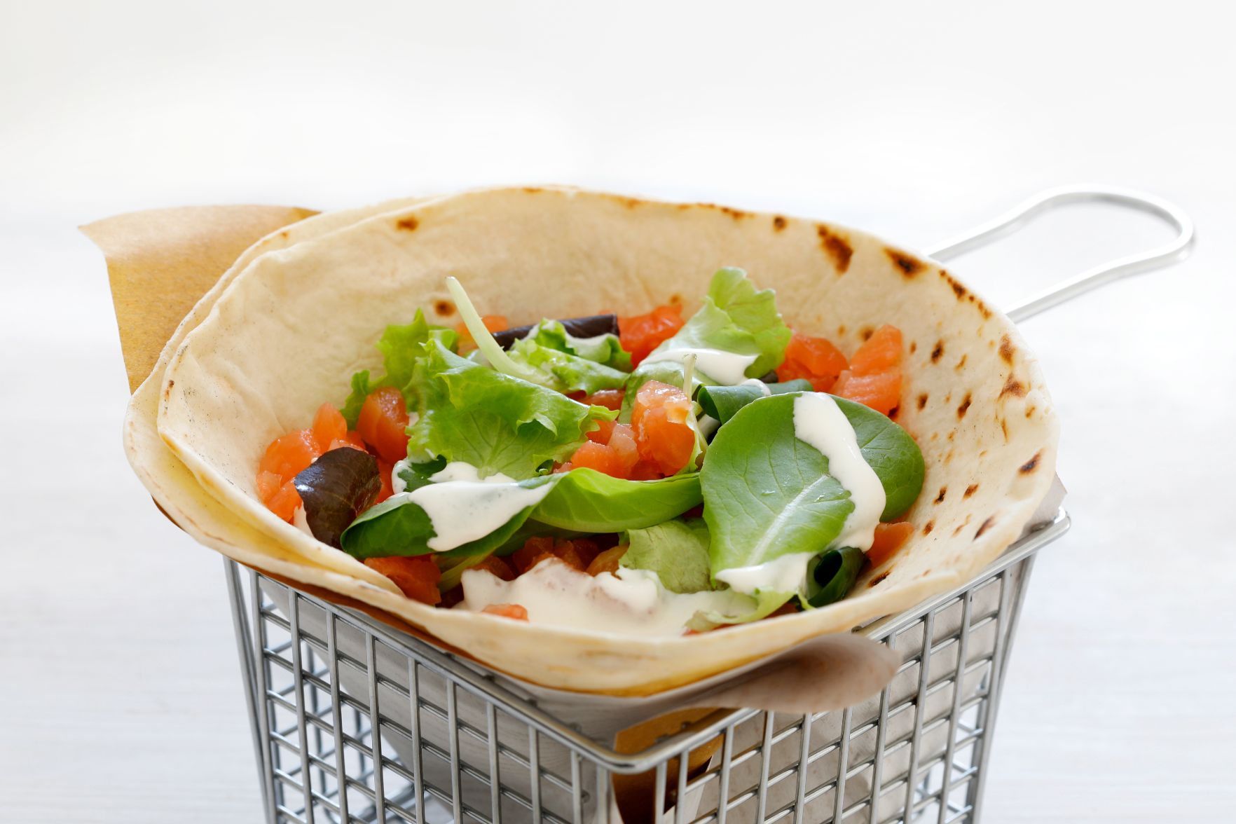 piadina-con-stracciatella--tartare-di-salmone-e-misticanza-image