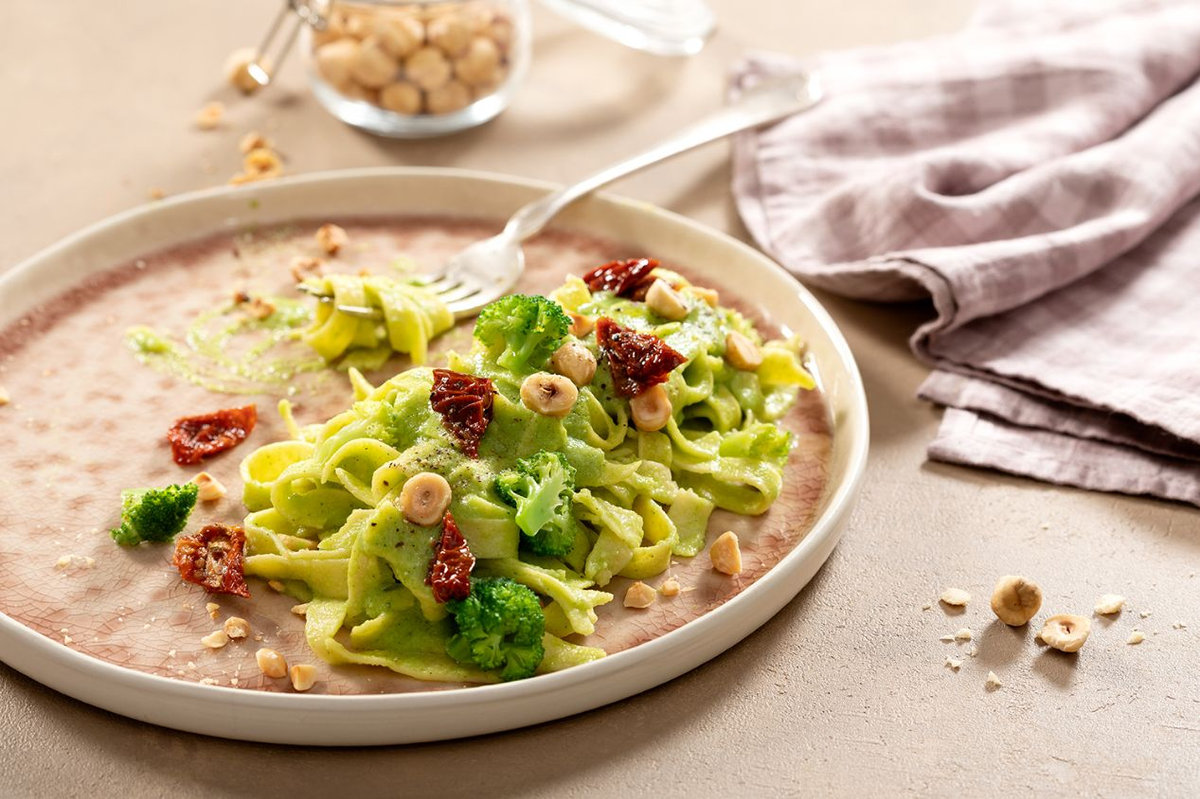 fettuccine-con-pesto-di-broccoli-e-nocciole-thumbnail