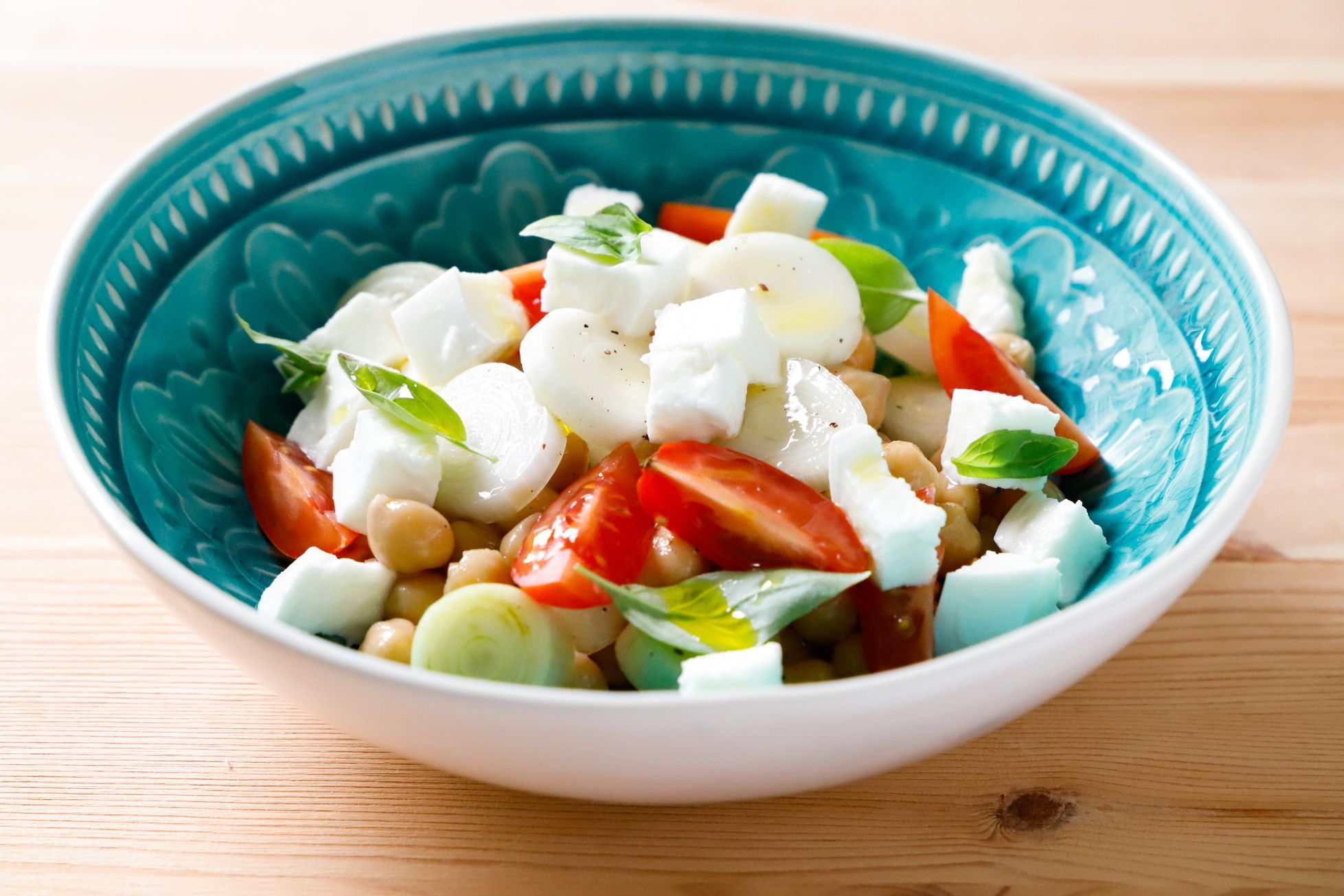 Insalata di ceci estiva con mozzarella