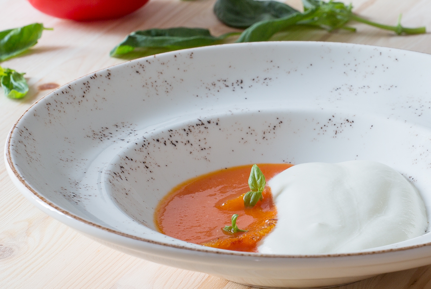 mousse-di-cioccolato-bianco-con-crema-di-peperone-al-miele-thumbnail