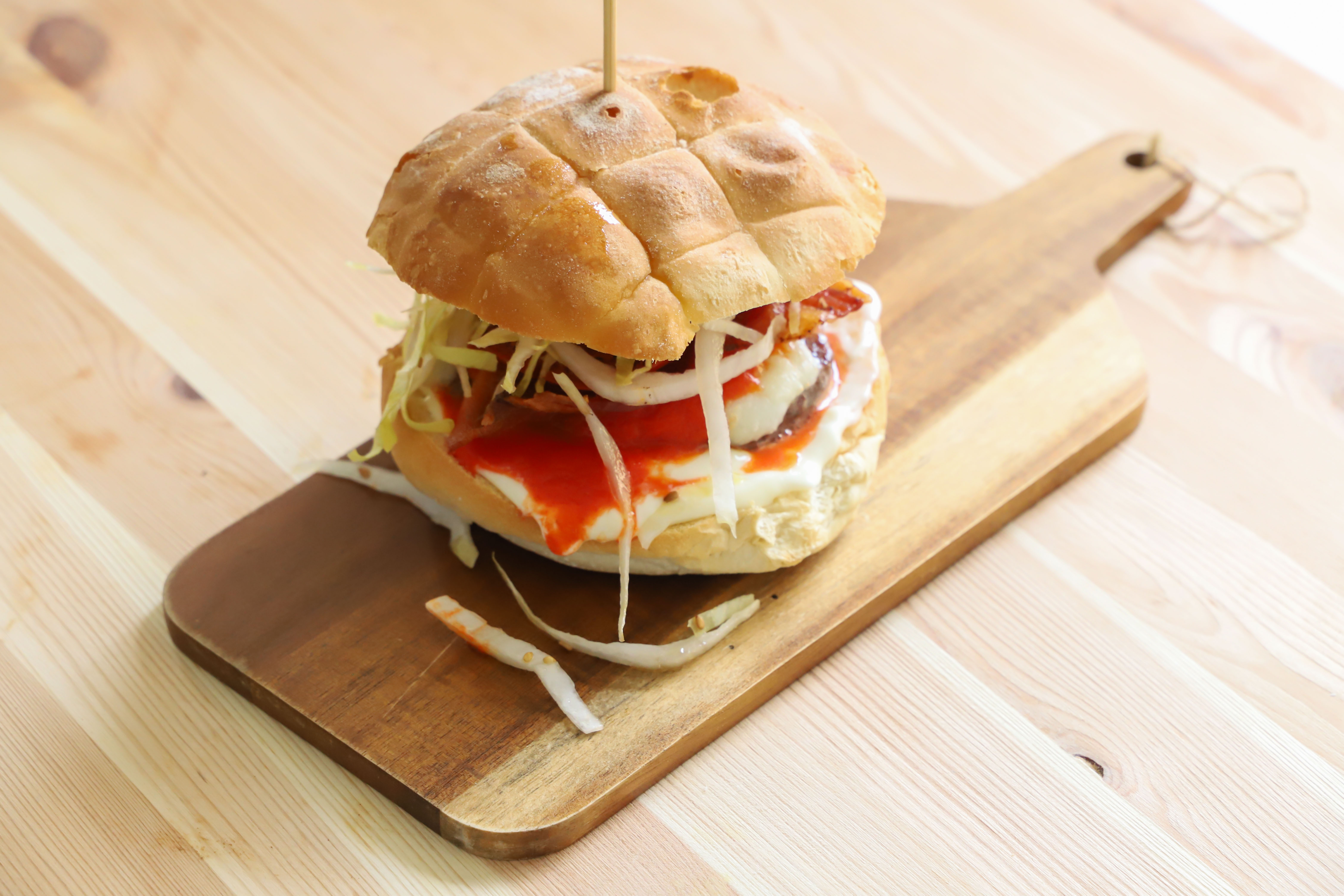 Hamburger-di-razza-piemontese-con-guanciale-e-mozzarella-image