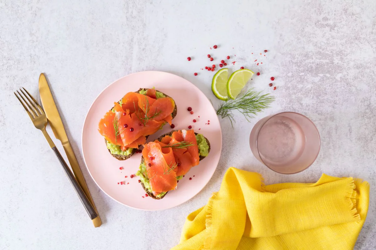 crostoni-con-guacamole-e-salmone-affumicato